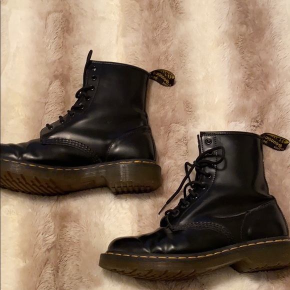 Dr. Martens Shoes - Women’s Dr. Martens 1460 Smooth- size 8 Black